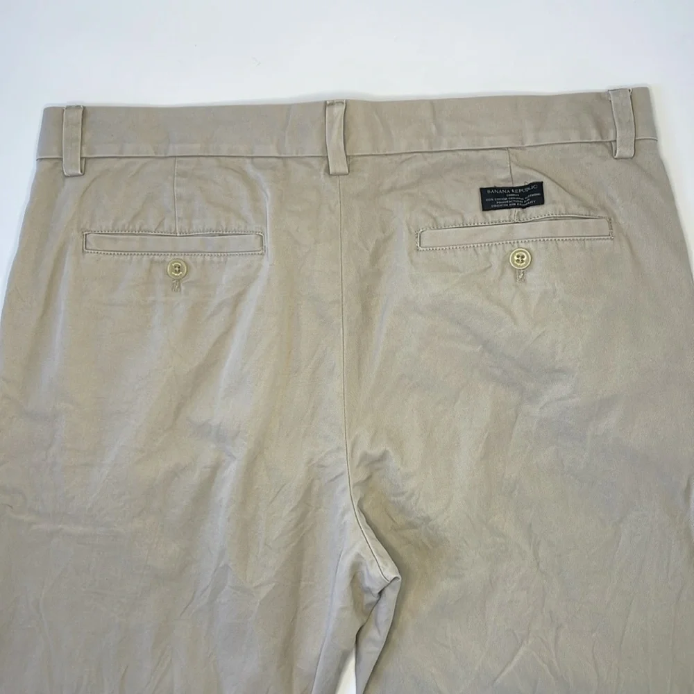 Banana Republic Aiden Chino men’s Size 34 cotton flat‎ front khaki pants.